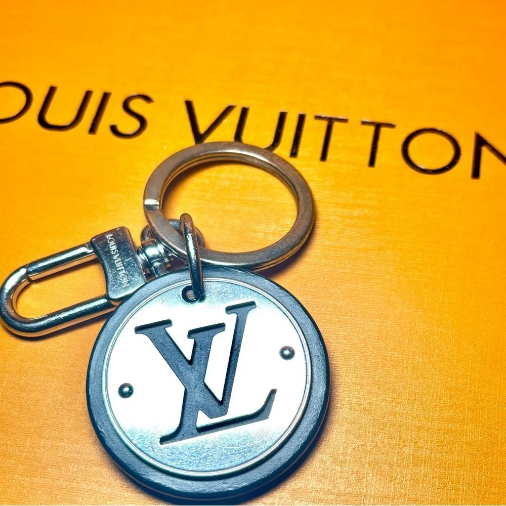 Louis Vuitton LV Circle Keychain / Bag Charm – Authentic - Picture 11 of 12